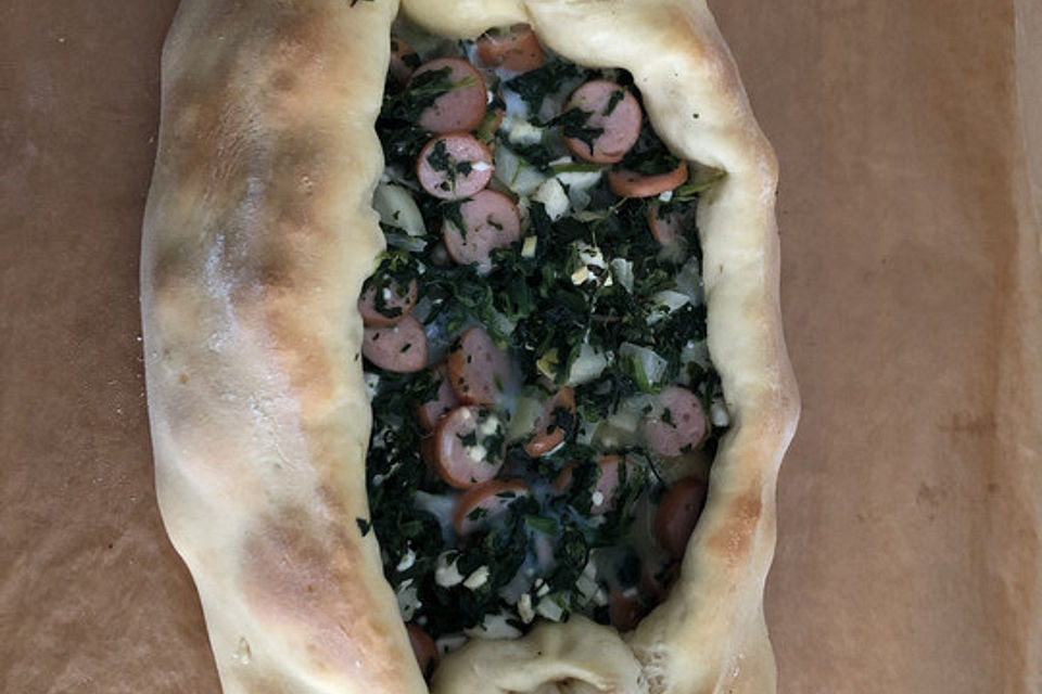 Pide mit Spinat und Schafskäse