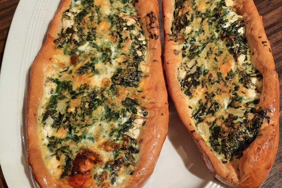 Pide mit Spinat und Schafskäse