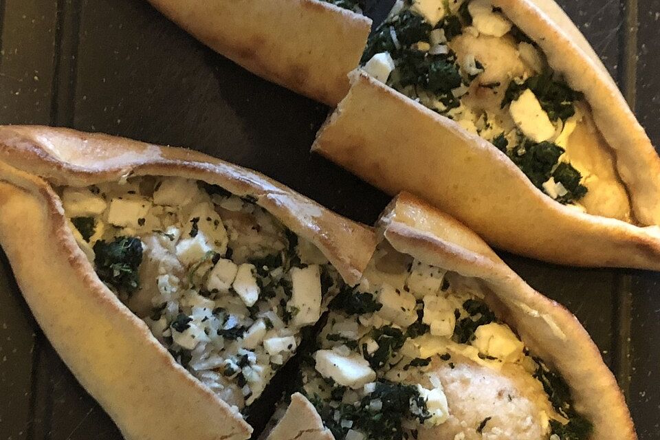 Pide mit Spinat und Schafskäse