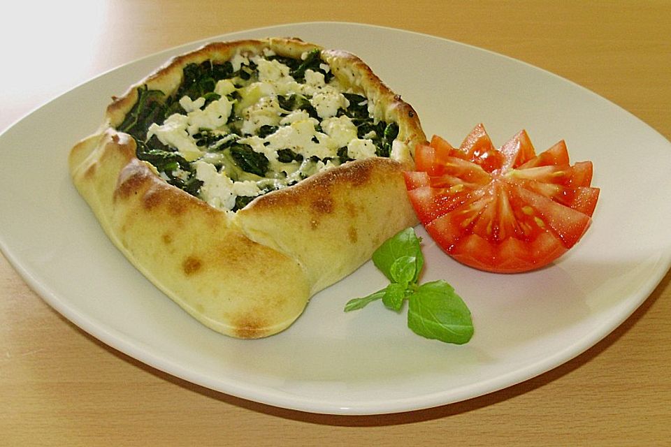 Pide mit Spinat und Schafskäse