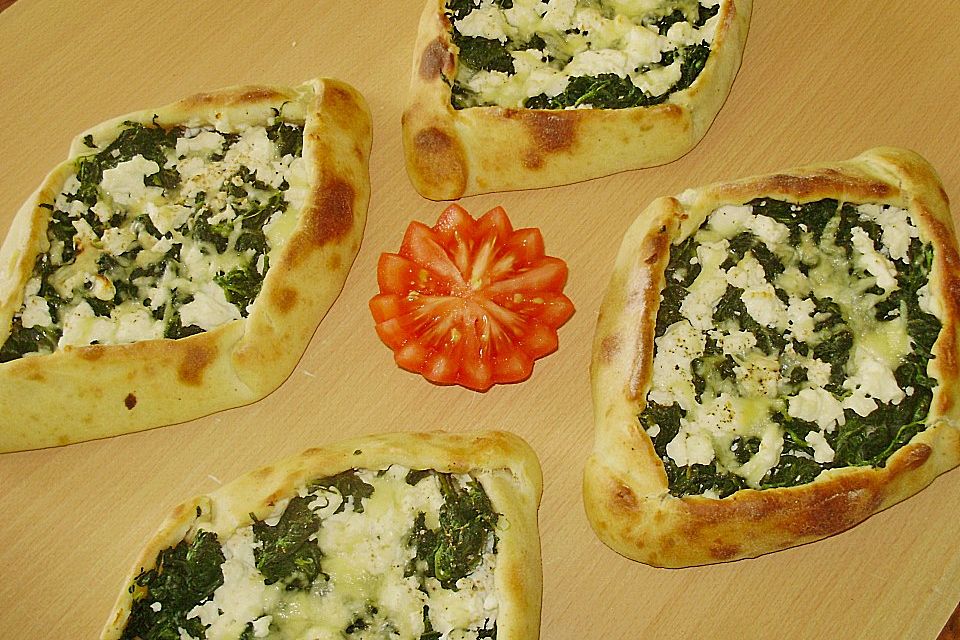 Pide mit Spinat und Schafskäse