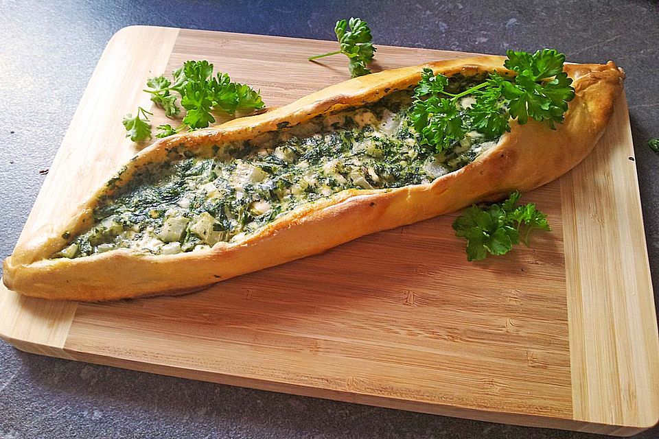 Pide mit Spinat und Schafskäse