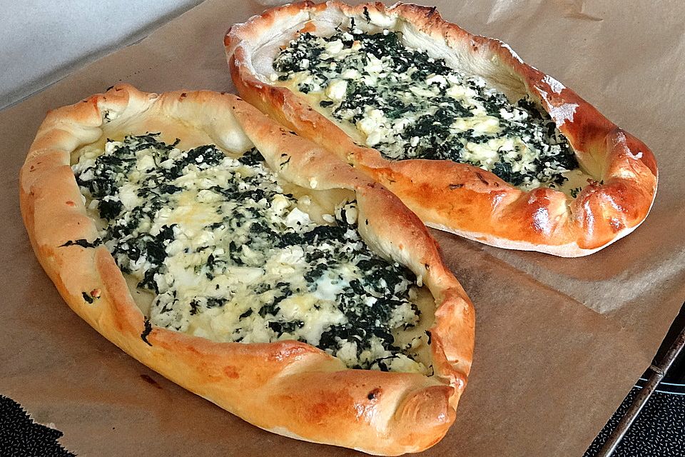 Pide mit Spinat und Schafskäse