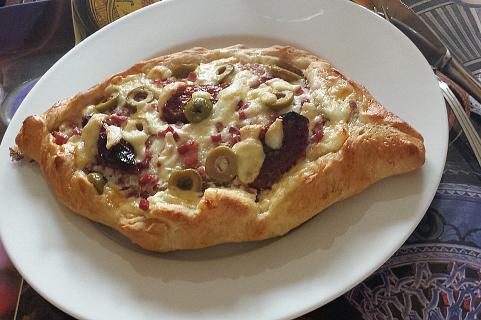 Pide mit Spinat und Schafskäse