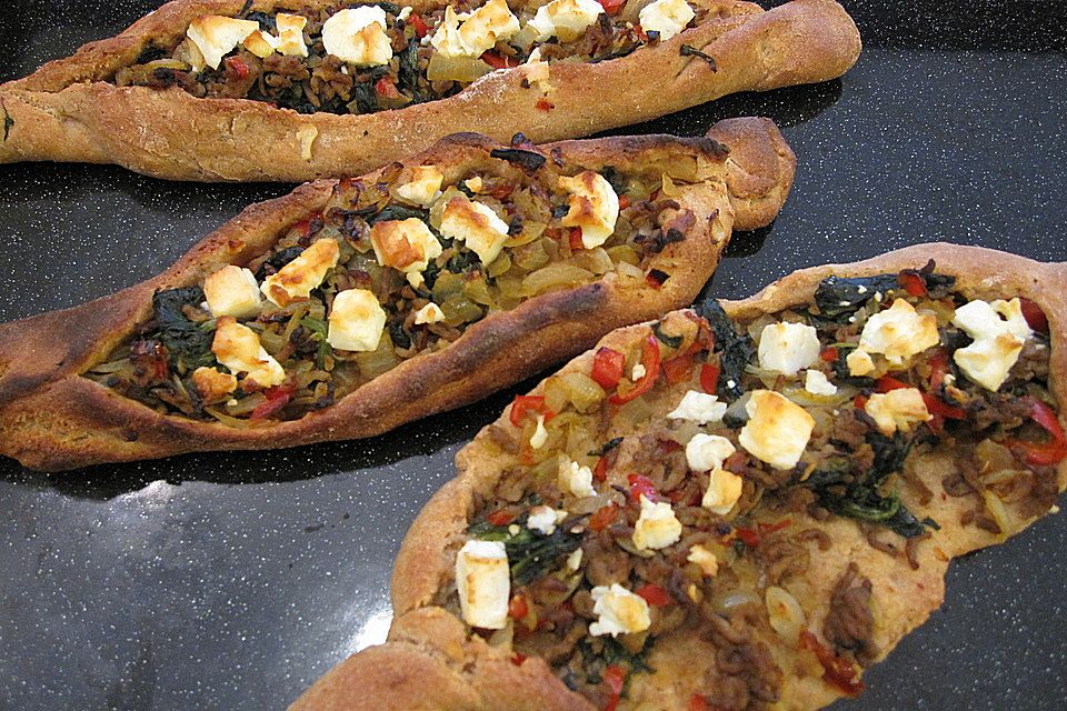 Pide mit Spinat und Schafskäse