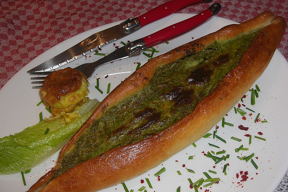 Pide mit Spinat und Schafskäse