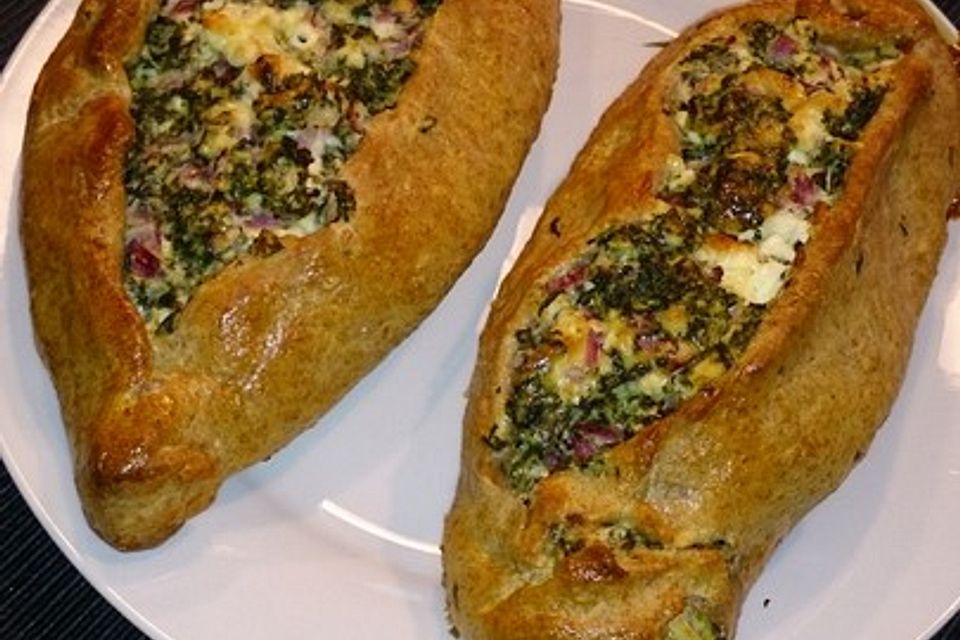 Pide mit Spinat und Schafskäse