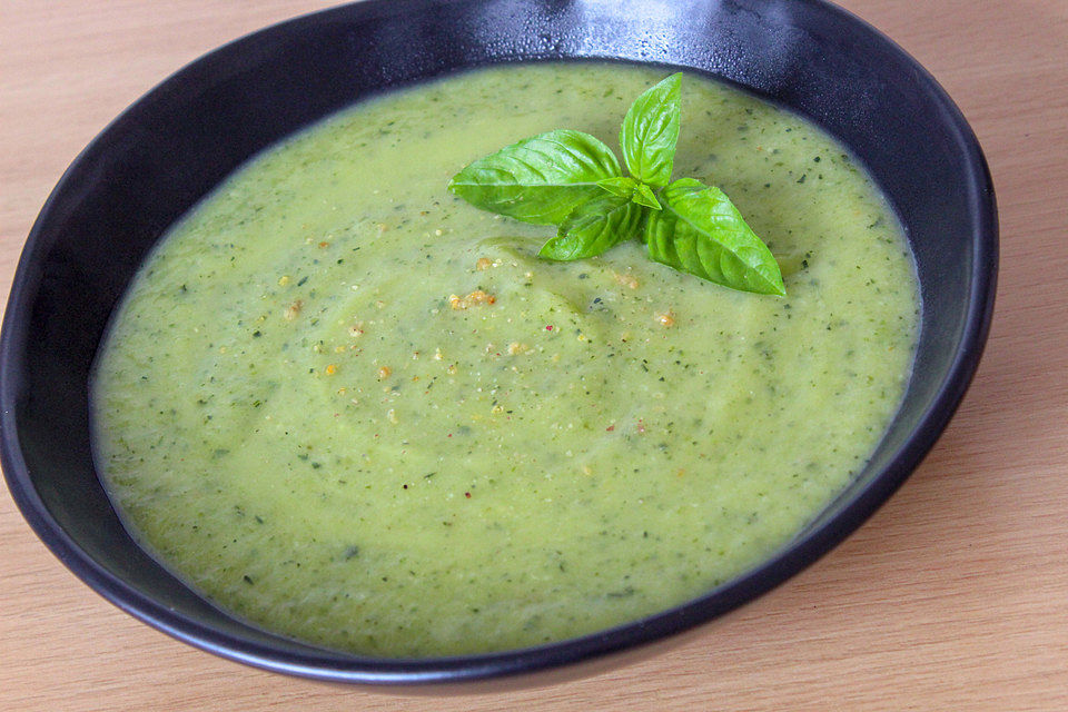 Südländische Zucchini-Suppe