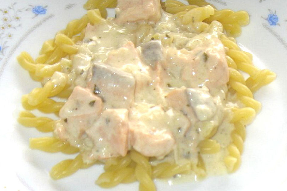 Nudeln mit Lachs-Sahnesoße