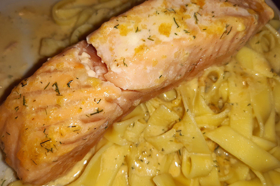 Nudeln mit Lachs-Sahnesoße