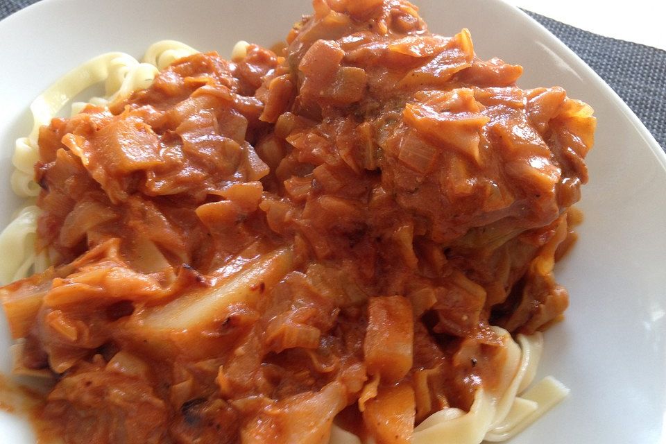 Spitzkohl-Rouladen in Tomatensauce