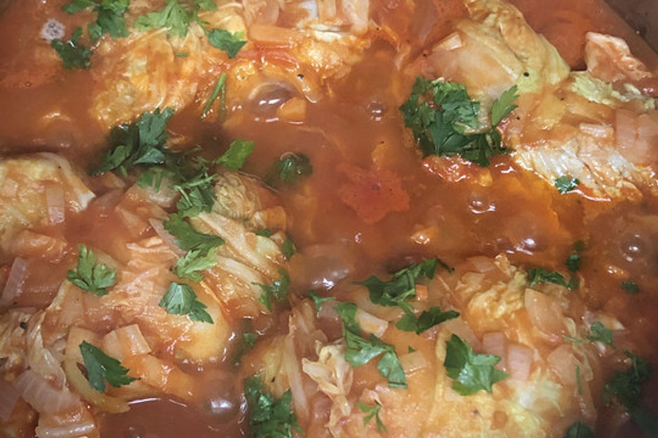 Spitzkohl-Rouladen in Tomatensauce