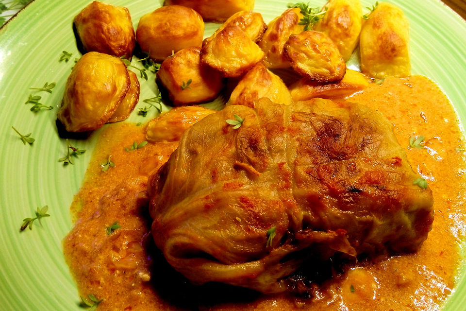 Spitzkohl-Rouladen in Tomatensauce