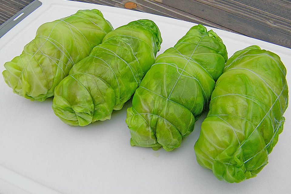 Spitzkohl-Rouladen in Tomatensauce