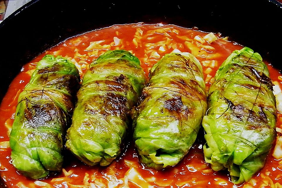 Spitzkohl-Rouladen in Tomatensauce