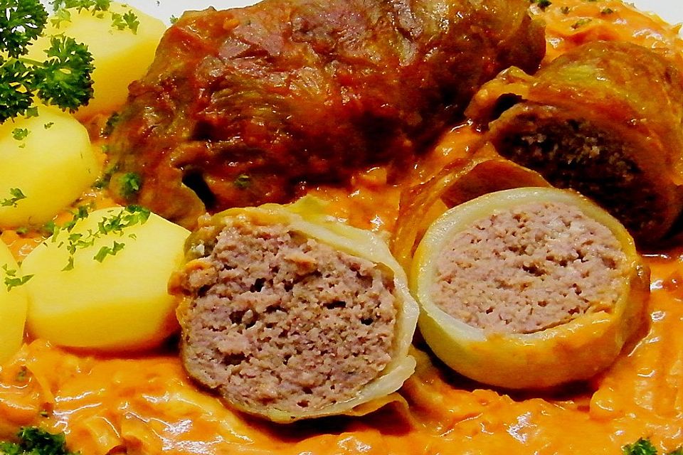 Spitzkohl-Rouladen in Tomatensauce