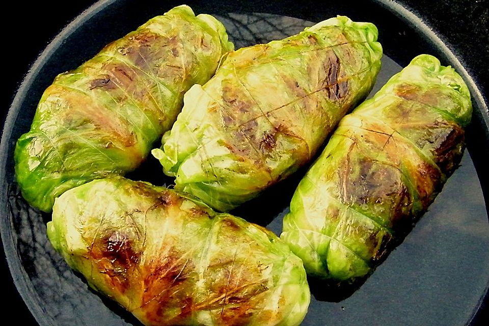 Spitzkohl-Rouladen in Tomatensauce
