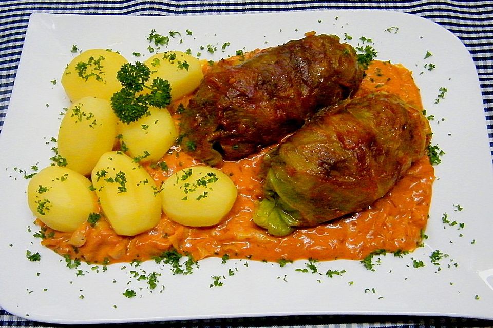 Spitzkohl-Rouladen in Tomatensauce