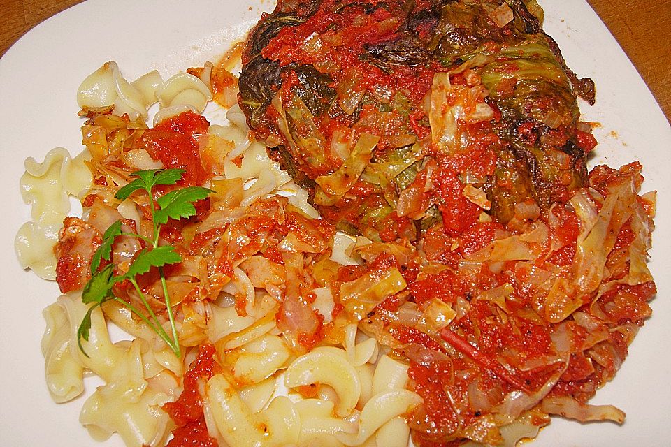 Spitzkohl-Rouladen in Tomatensauce