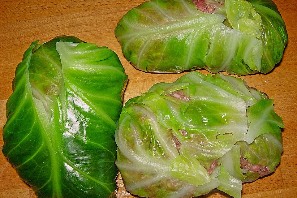 Spitzkohl-Rouladen in Tomatensauce