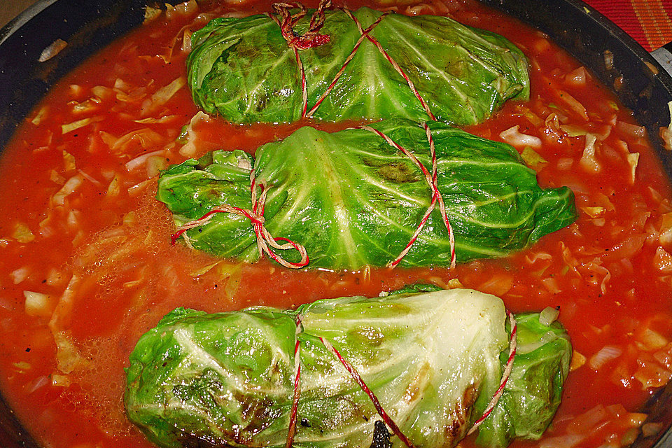 Spitzkohl-Rouladen in Tomatensauce