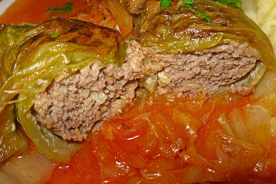 Spitzkohl-Rouladen in Tomatensauce