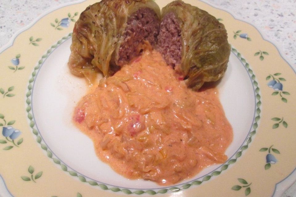 Spitzkohl-Rouladen in Tomatensauce