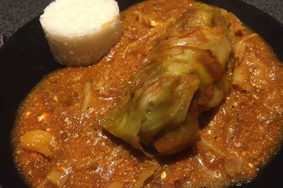 Spitzkohl-Rouladen in Tomatensauce