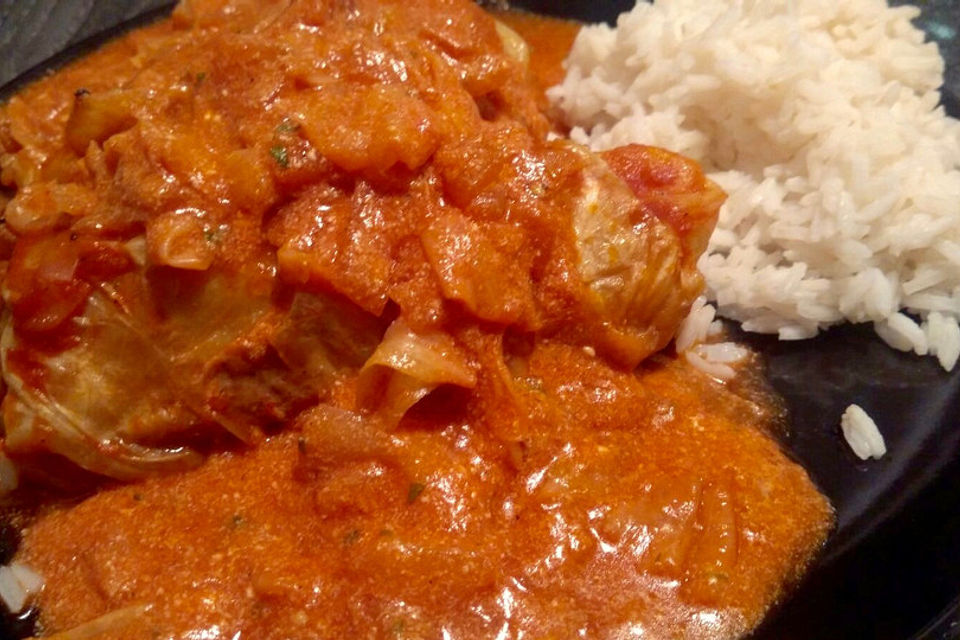 Spitzkohl-Rouladen in Tomatensauce