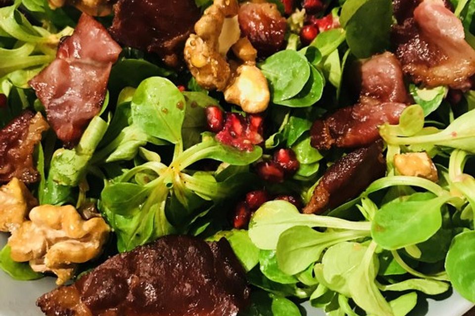 Weihnachtlicher Feldsalat mit Granatapfelkernen