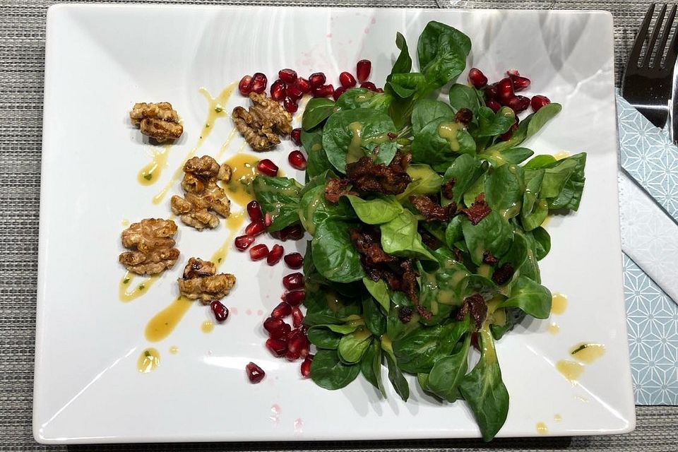 Weihnachtlicher Feldsalat mit Granatapfelkernen