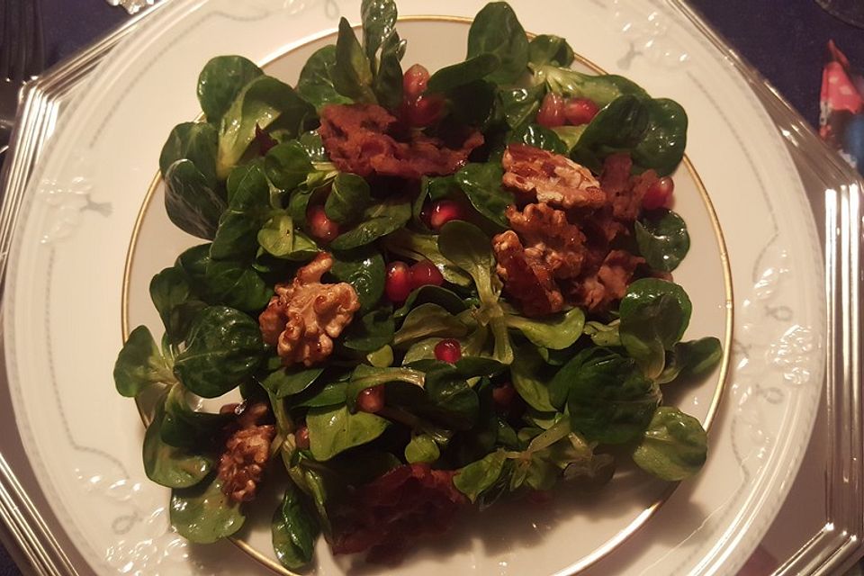 Weihnachtlicher Feldsalat mit Granatapfelkernen