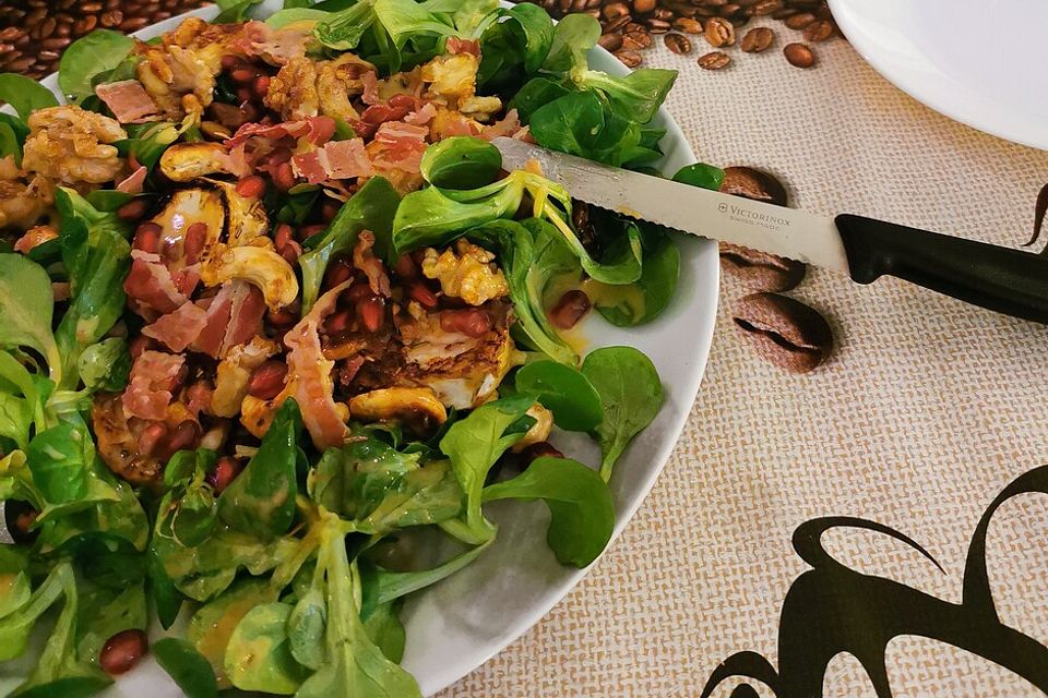 Weihnachtlicher Feldsalat mit Granatapfelkernen