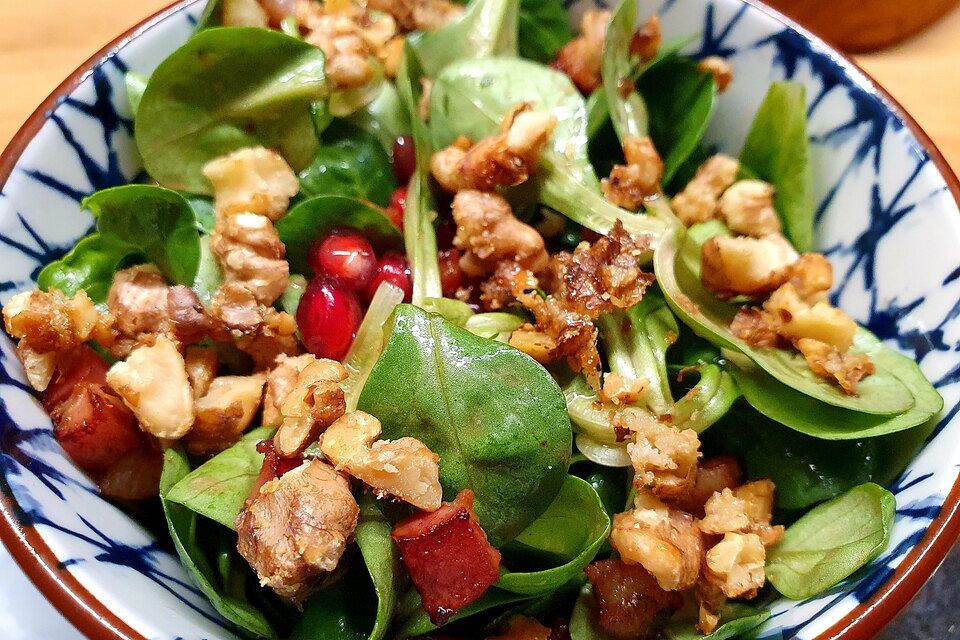 Weihnachtlicher Feldsalat mit Granatapfelkernen