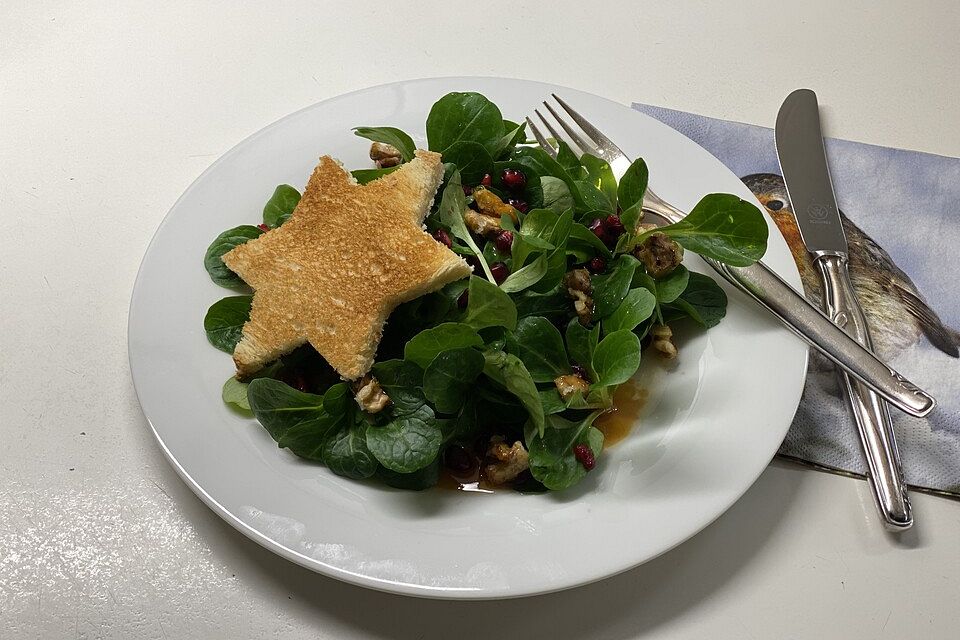 Weihnachtlicher Feldsalat mit Granatapfelkernen