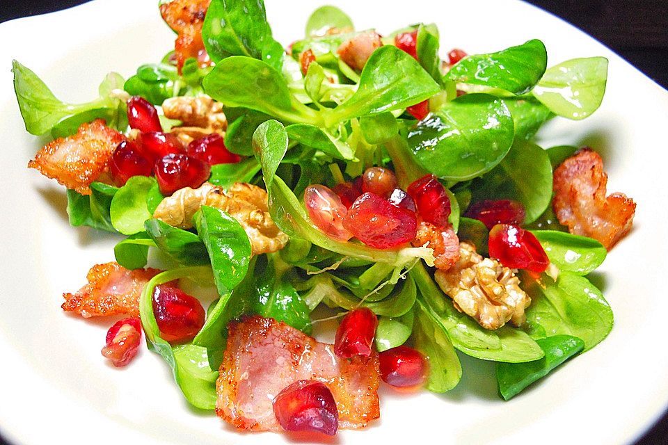 Weihnachtlicher Feldsalat mit Granatapfelkernen