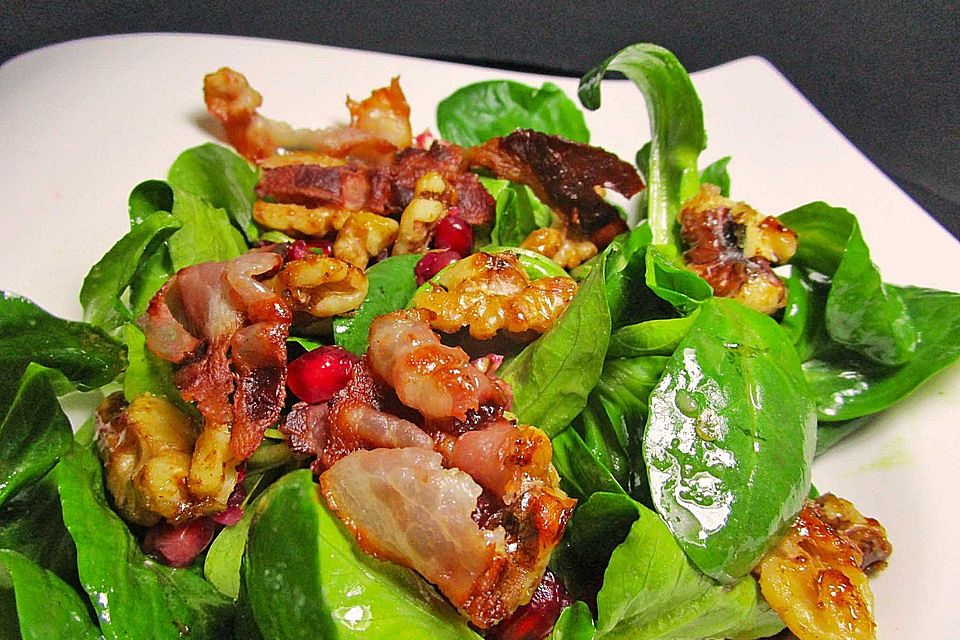 Weihnachtlicher Feldsalat mit Granatapfelkernen