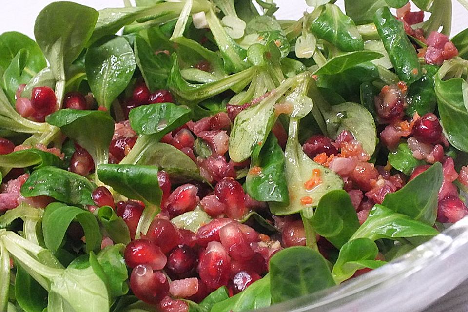 Weihnachtlicher Feldsalat mit Granatapfelkernen