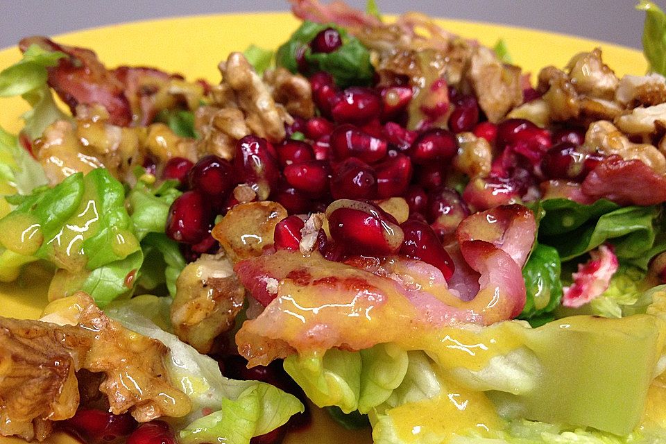 Weihnachtlicher Feldsalat mit Granatapfelkernen