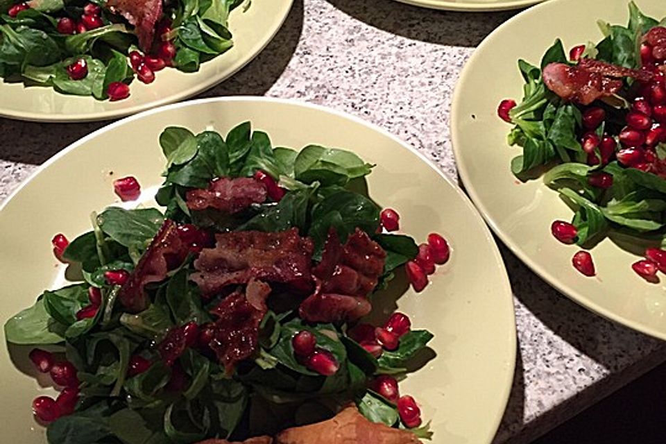 Weihnachtlicher Feldsalat mit Granatapfelkernen