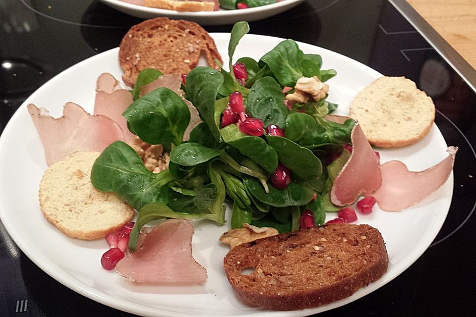 Weihnachtlicher Feldsalat mit Granatapfelkernen