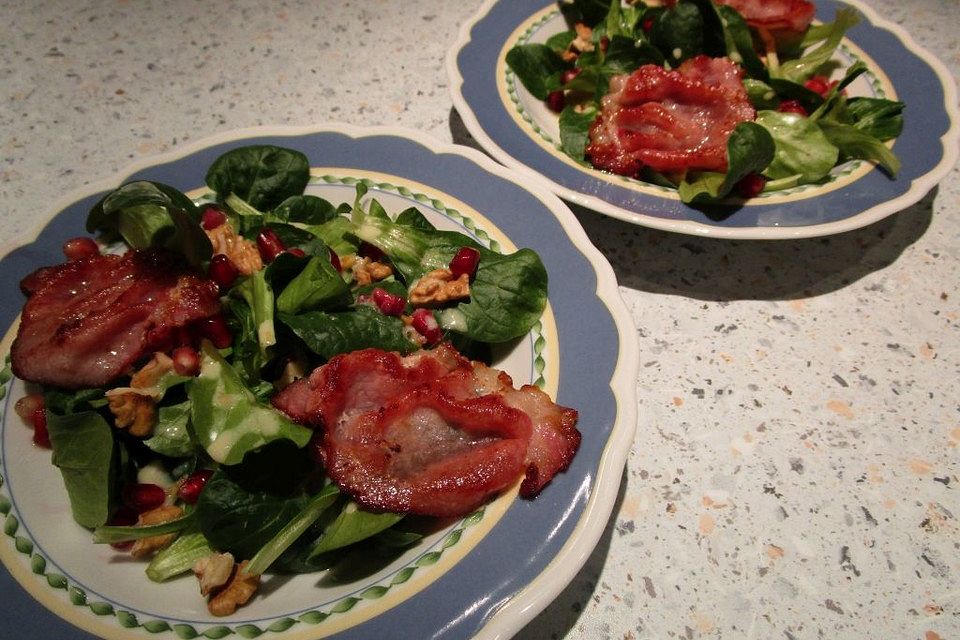 Weihnachtlicher Feldsalat mit Granatapfelkernen