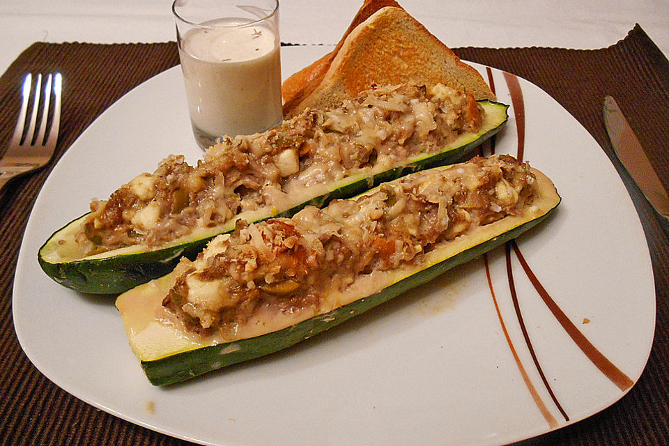 Gefüllte Zucchini mit Feta und Oliven