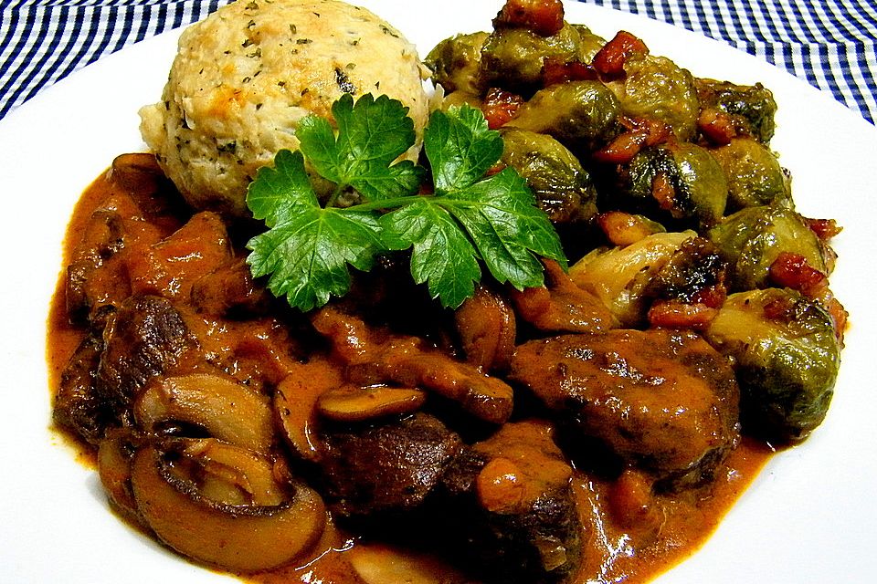 Wildschweinragout mit Champignons und Kirschwasser