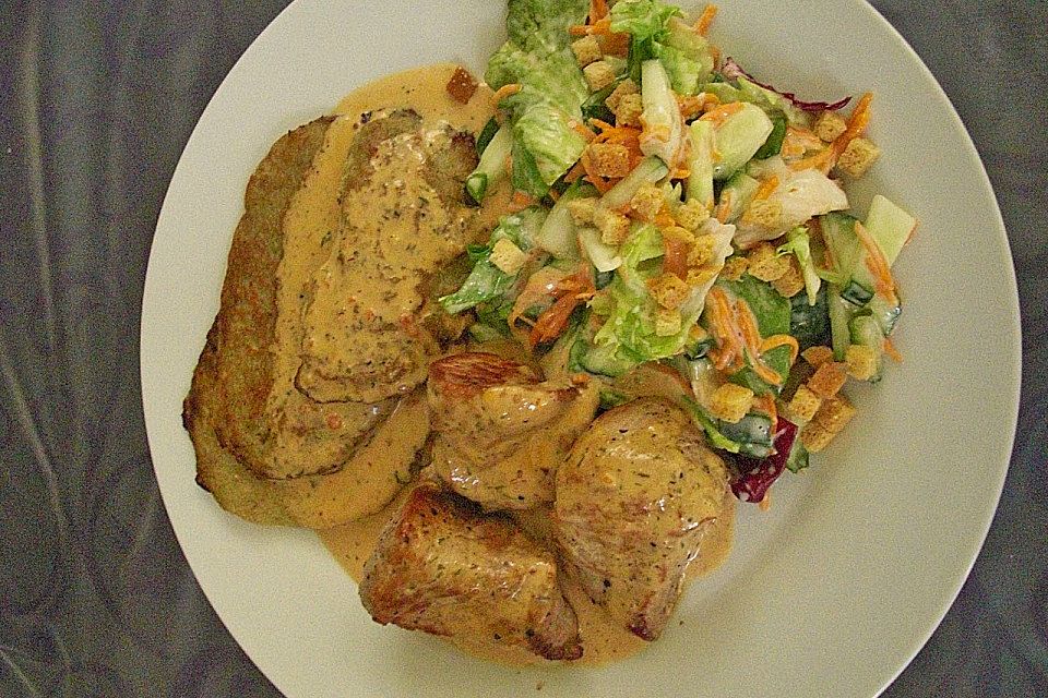 Kartoffelpuffer mit Schweinefilet und Salat