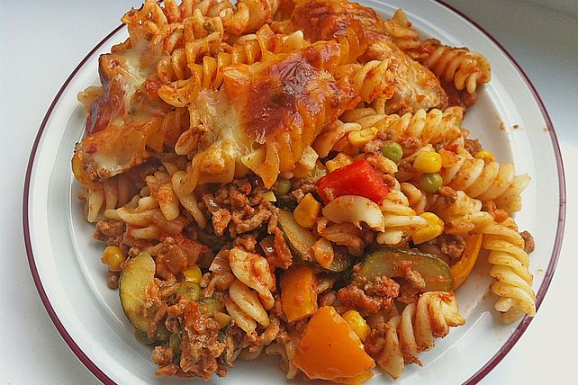 Kunterbunter Nudelauflauf mit cremiger Tomaten-Chili Sauce von ...