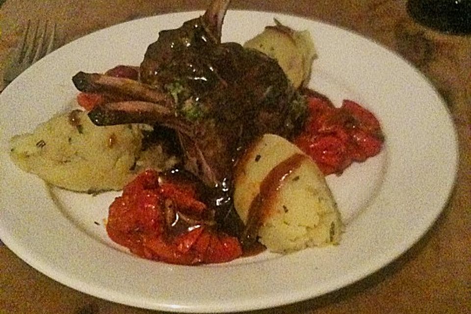 Lammkarree mit Kräuterpanade, gestampften Kartoffeln und sautierten Cherrytomaten