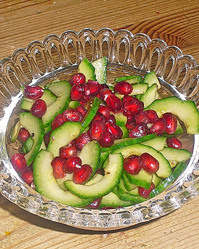 Gurkensalat mit Granatapfel