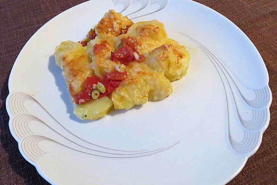 Überbackene Kartoffeln mit Tomaten und Zwiebeln