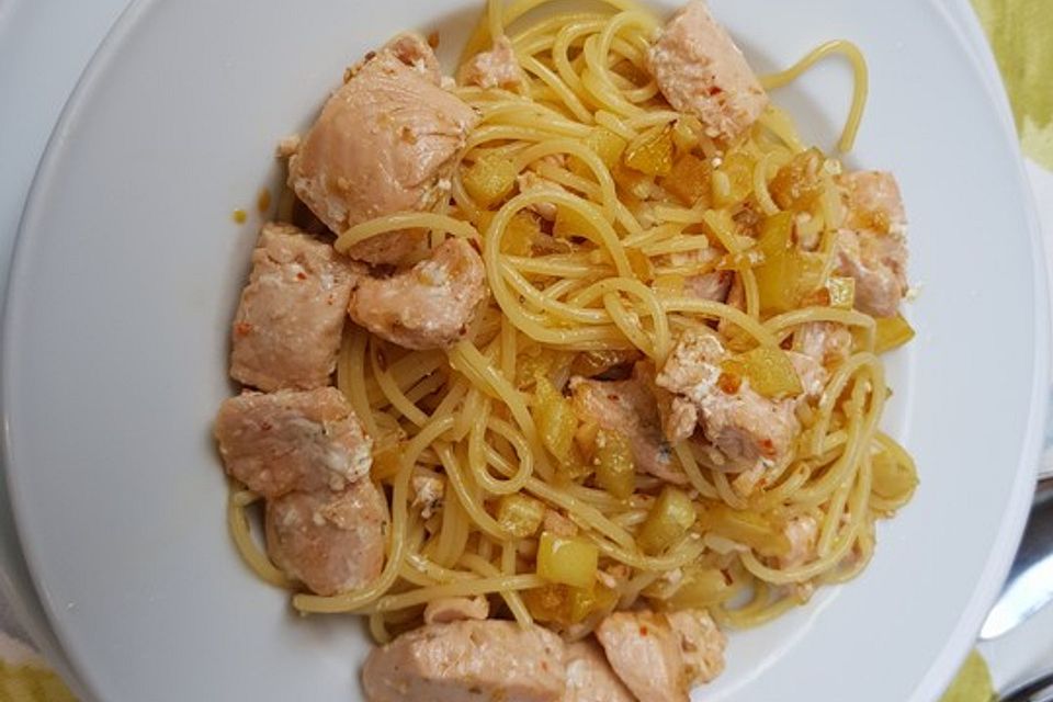 Spaghetti mit marinierten Lachswürfeln und Salzzitronen